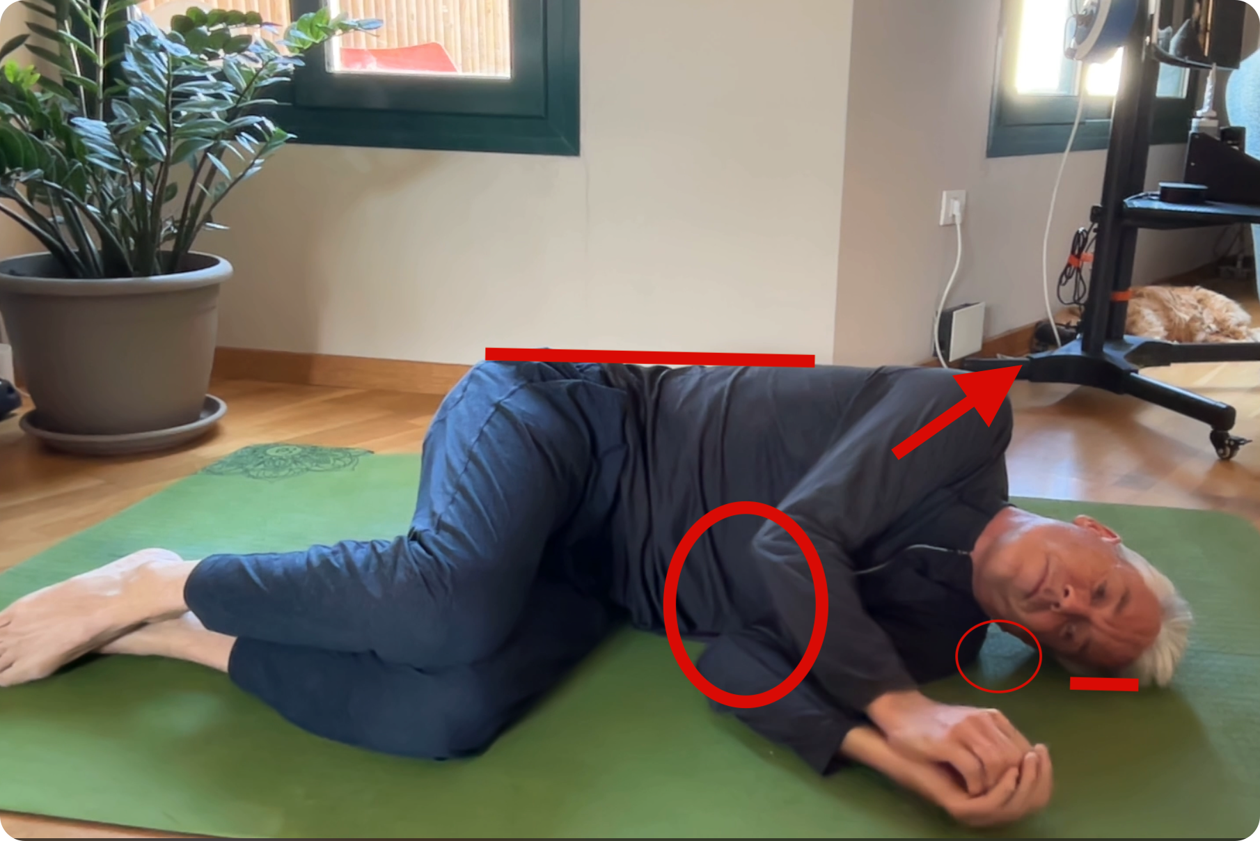 Christian en position fœtale côté gauche — annotations montrant l'épaule soulevée et le front au sol